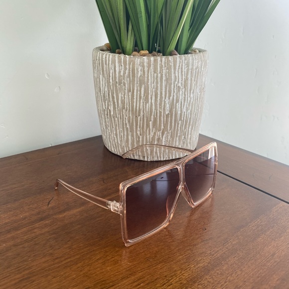 Accessories - New In Style LG Shades